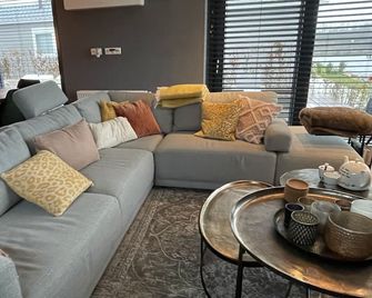PUUR Eernewoude luxe chalet direct aan open vaarwater gelegen in de Alde Feanen - Earnewâld - Вітальня