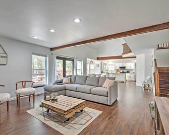 Tannersville House Bar and Deck, 2 Mi to Ski Resort - Tannersville - Living room