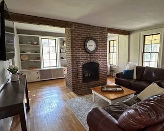 Rubicon farmhouse minutes from Erin Hills Golf course, Holy Hill, & Bowery Barn - Rubicon - Sala de estar