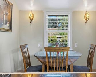 Beautiful house by the river and the villager - Fair Oaks - Comedor