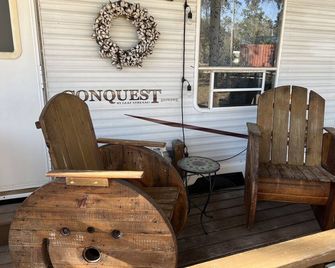 No Cleaning Fee! Cozy 1-bedroom travel camper 5 min. walk to Suwannee river - Old Town - Patio