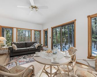 Whispering Pines Oasis 12 ac Scenic Forest Retreat - Amherst - Sala de estar