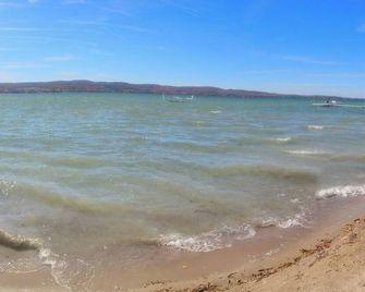 Charming 3 BR Lakefront Cottage - Gateway to Platte Lake & Sleeping Bear Dunes! - Honor - Playa