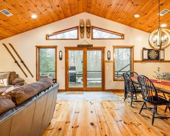 A Charming Chalet with Hot Tub 1 Mile to Mt. Snow - Dover - Salon