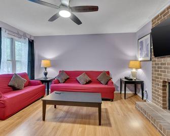 Duke 2br @ American Village Townhouse W/ Fast Internet - Durham
