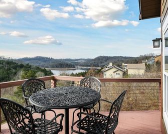 Center Hill Wakehouse - Smithville - Balcon