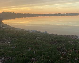 Cute, cozy, updated cottage just steps from gorgeous Houghton Lake - Prudenville - Outdoors view