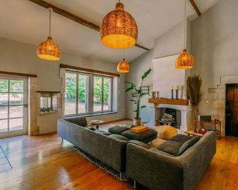 La Grange Blanche - Six Bedroom Villa, Sleeps 12 - La Tour-Blanche-Cercles - Sala de estar