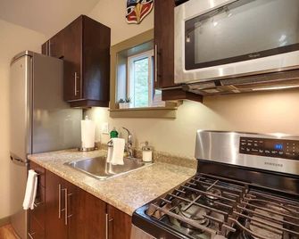 Private treed setting - no pets - garden view - Port Renfrew - Küche