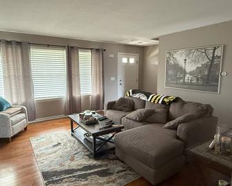 Like New 2-bed + Home office + 2 Car Garage short drive north of Pittsburgh - Beaver Falls - Living room