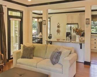 Beautiful Cottage at Reynolds - Greensboro - Living room