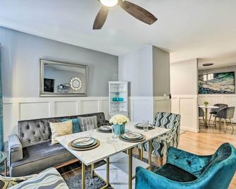 Chic Meadowbrook Condo about 12 Mi to Birmingham! - Hoover - Dining room