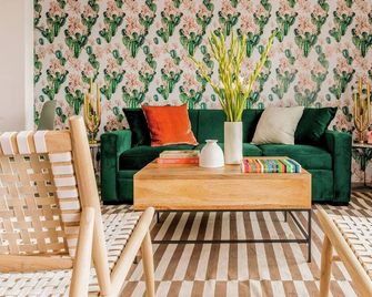 2 Rooms, Sleeps 8 Retro Hotel w/ Pool Wesley King Studio Buyout by Avantstay - Palm Springs