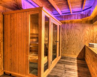 Historic 8BR Retreat with Hot Tub Near Stratton & Bromley, Londonderry, Vermont - Londonderry - Spa