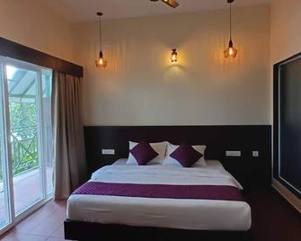 Holiday Courtyard Wayanad - Padinhara Thara - Bedroom