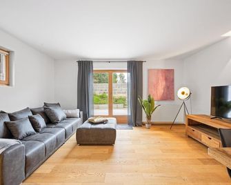 Spacious vacation rental with mountain views and a terrace near the highway and Lake Simssee - Rohrdorf - Sala de estar