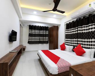 OYO 45011 Sumukh Hotel - Jamnagar - Schlafzimmer
