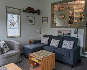 Charming Cottage Overlooking Beautiful Pond - Friday Harbor - Pokój dzienny