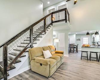 4 Mi to Lake Barkley: Pet-friendly Home w/ Hot Tub - Cadiz - Sala de estar