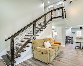 4 Mi to Lake Barkley: Pet-friendly Home w/ Hot Tub - Cadiz - Вітальня