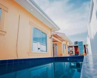 Heavenly Apheartment With Backyard Swimming Pool - Dodoma - Pool