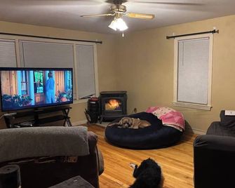 Cozy 2-bedroom house in perfect Houlton with heat and a/c in town - Houlton - Living room