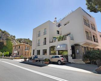 Holiday Apartment 8 Mehari close to the Beach with Wi-Fi - Varigotti - Edificio