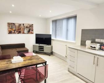 Hazel 1-Bedroom Flat, Parking, WiFi, Netflix, Prime location - Kidlington - Living room