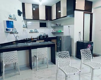 Aarunya Home stay amidst hill and windmill facing property - Chitradurga - Cocina