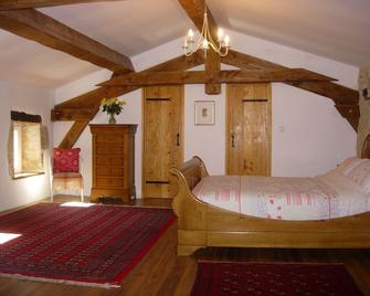 Beautiful Stone Farmhouse With Heated Pool And Views Across Rolling Countryside - Gondrin - Habitación