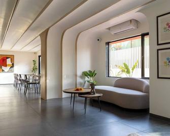 Saavi Suites - Daman - Obývací pokoj