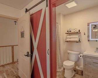 The Inn at Beulah Farm - The Barn - Whitley City - Bathroom