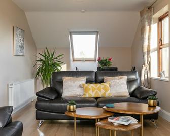 Beautiful loft apartment ,5 min to great hiking trails - Newcastle - Living room