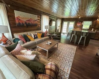 Hot Tub Game Room Atv Trail Dogs Welcome! Firepit - Coudersport - Sala de estar