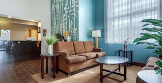 Sleep Inn and Suites Hays I-70 - Hays - Living room