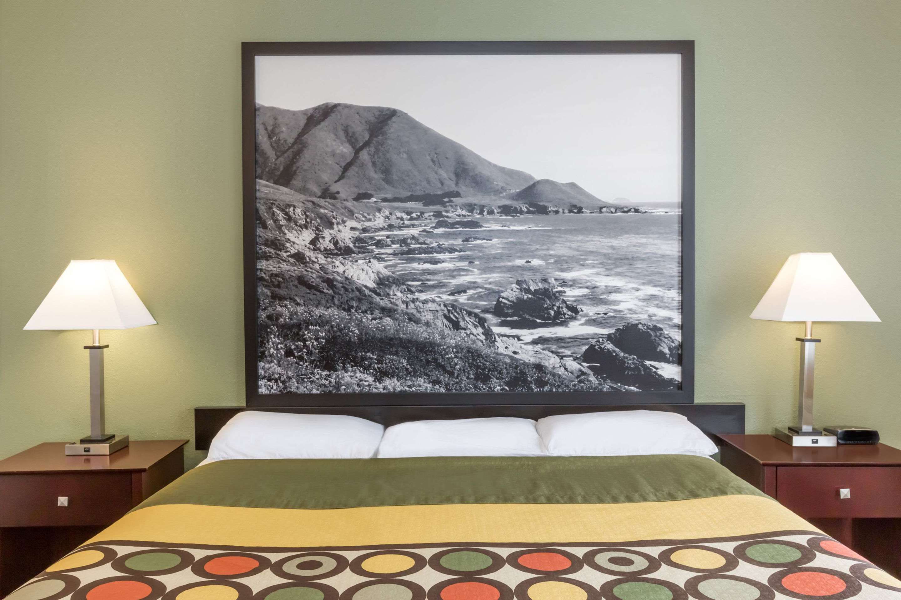 Super 8 by Wyndham Monterey - Monterey - Bedroom