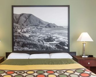 Super 8 by Wyndham Monterey - Monterey - Bedroom