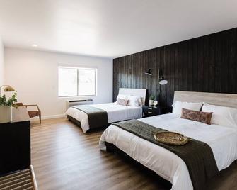 Wonderstone Double Queen Guest Room - Columbia Falls