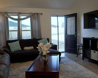 3br Home W/ Ac, Wifi – Peaceful Stay Near Fort Cavazos - Copperas Cove - Вітальня