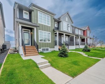 1 King Modern Two Bedroom Secondary Suite In Airdrie Alberta - Airdrie - Building