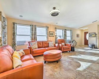 Goodyear Vacation Rental with Pool, Close to Hikes! - Goodyear - Living room
