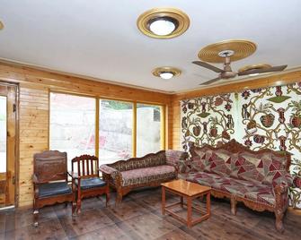 OYO 9083 Hotel New Tourist Palace - Pahalgam - Sala de estar
