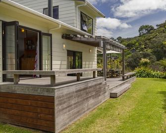 The Bach Retreat - Hahei Holiday House - Hahei - Building