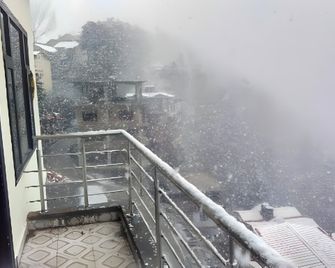 Uphill Courtyard Family Suites for 6 people on Hill Top - Shimla - Balcony