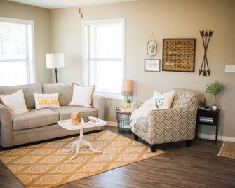 Nordins Hidden Hillside Cabin - Dardanelle - Living room