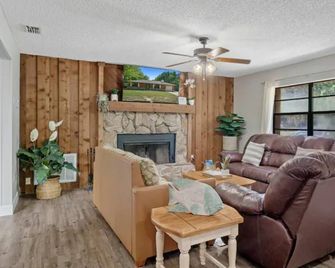 Cedar Hideaway! - Crystal River - Вітальня