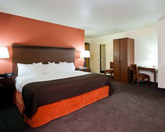AmericInn by Wyndham Manitowoc - Manitowoc - Camera da letto
