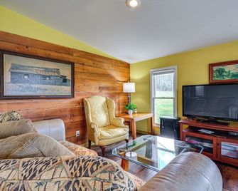 On 62-acre Farm! Waterfront Home w/ Decks & Views - Meadows of Dan - Sala de estar