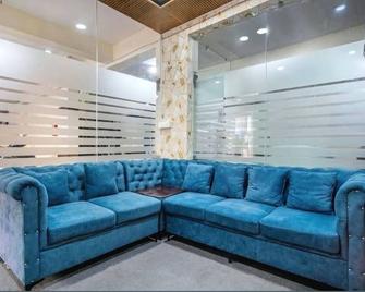 2-bedroom apartment in enjoyable Hyderabad with WiFi, AC - Hyderabad - Living room