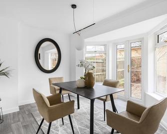 Luxurious 3 Bed House with Free Parking, Close to the Train Station & Town - Braintree - Dining room